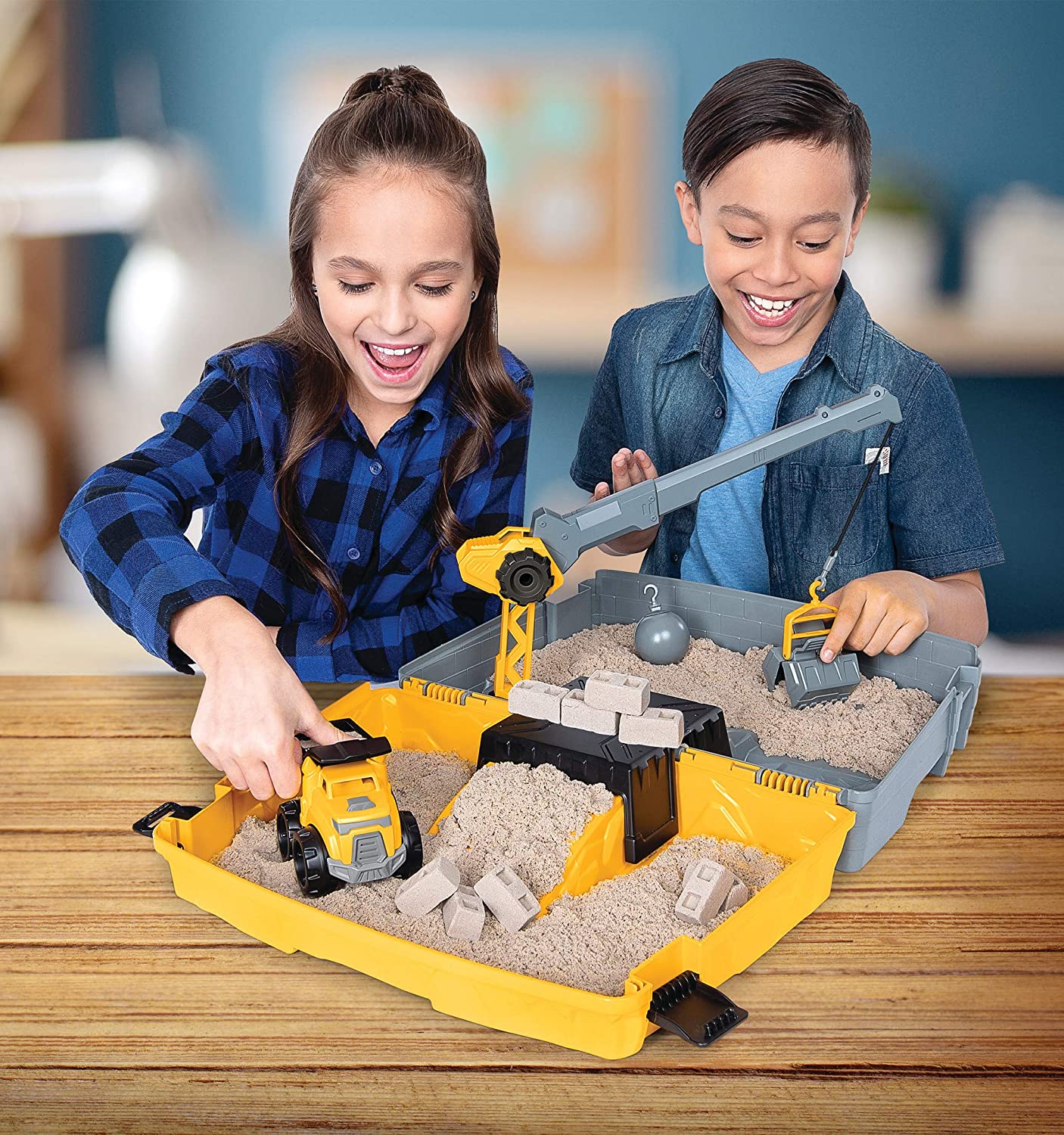 Kinetic Sand， Construction Site Folding Sandbox with Toy Truck and 2lbs of Play Sand， Sensory Toys for Kids Ages 3 and up
