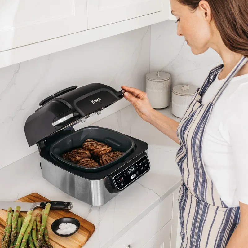 Ninja AG302 Foodi 5-in-1 4-qt. Air Fryer， Roast， Bake， Dehydrate Indoor Electric Grill Black and Silver