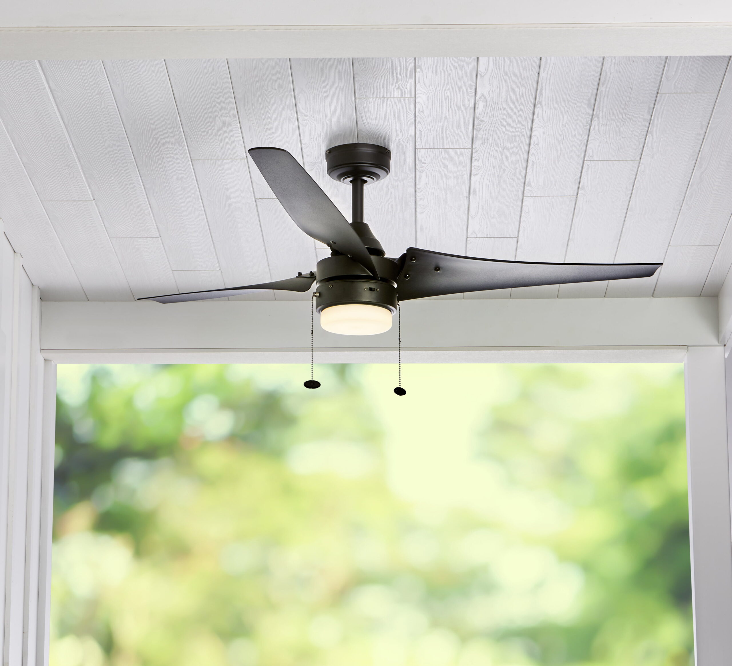 Better Homes and Gardens 56” Black Indoor/Outdoor Ceiling Fan with 3 Blades， Light Kit， Pull Chains and Reverse Airflow