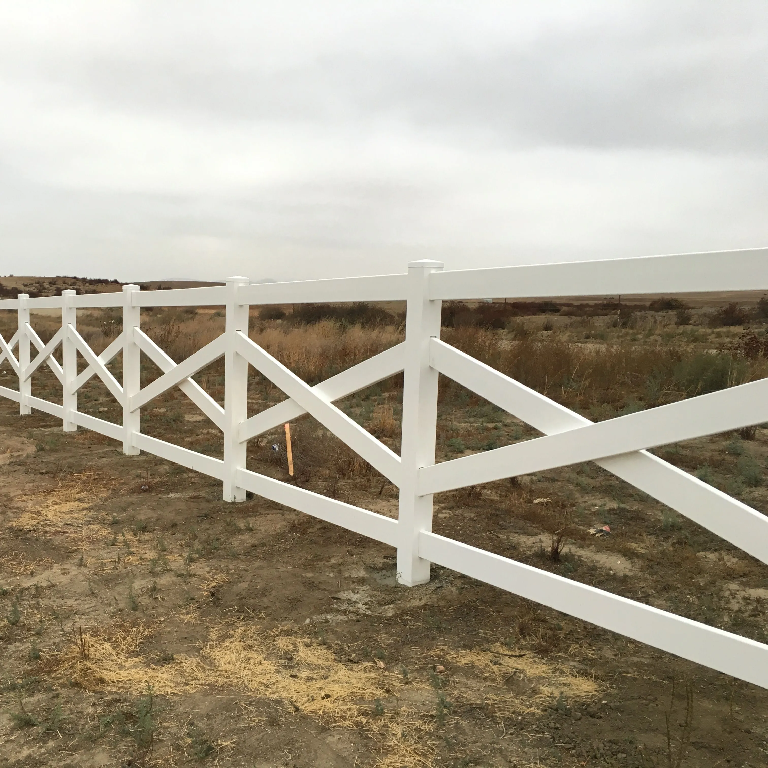 Factory Outlet Ranch Rail Fencing Horse Post Yard Garden Supplies Farm White Cross Rail Plastic PVC Vinyl Fence