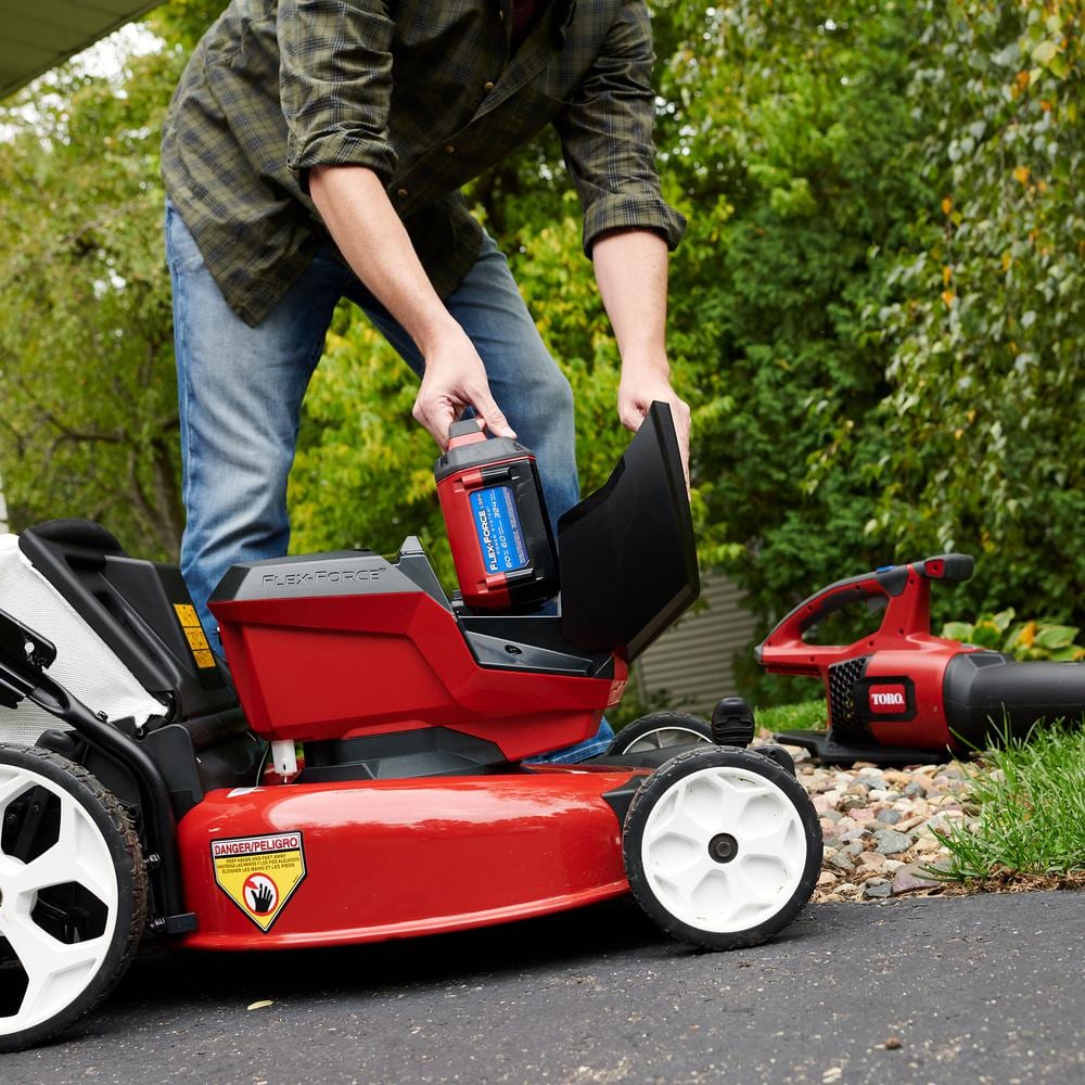 Toro 21357 21 in. Recycler SmartStow 60-Volt Lithium-Ion Brushless Cordless Battery Walk Behind Mower RWD 5.0 Ah w/ BatteryandCharger